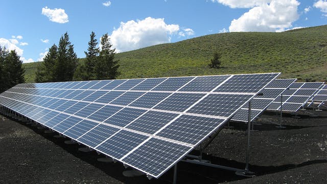 Placas solares en el campo